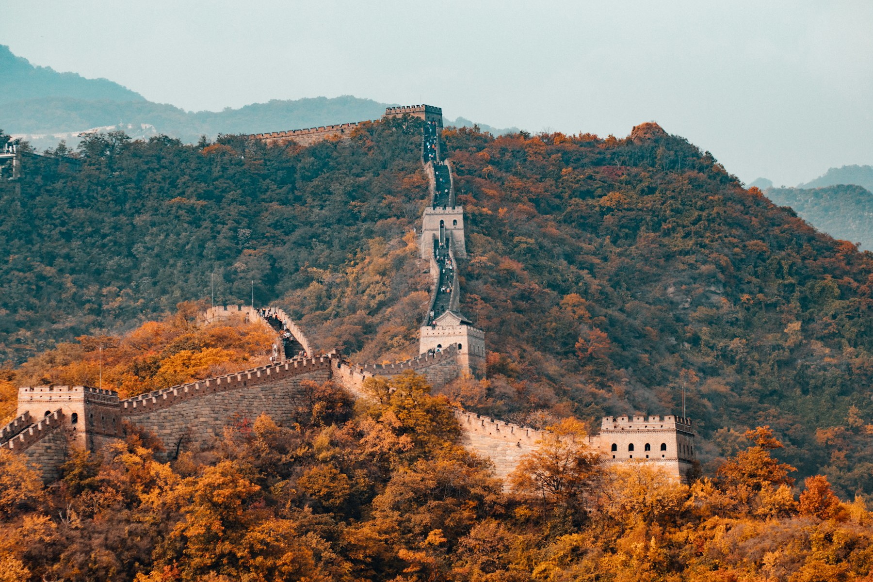 秋日旅行中的古城街巷氛围